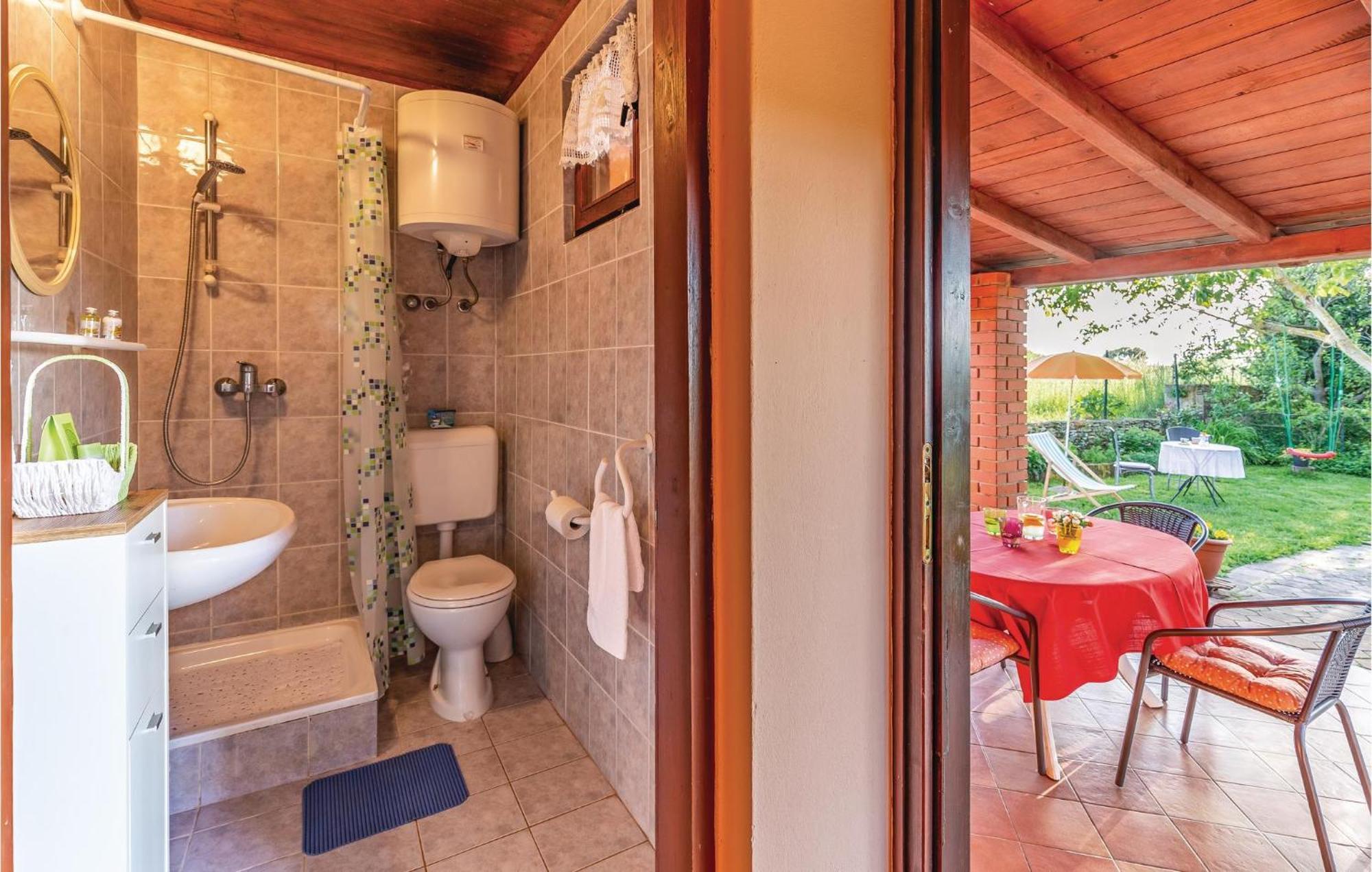 1 Bedroom Pet Friendly Home In Šišan 外观 照片