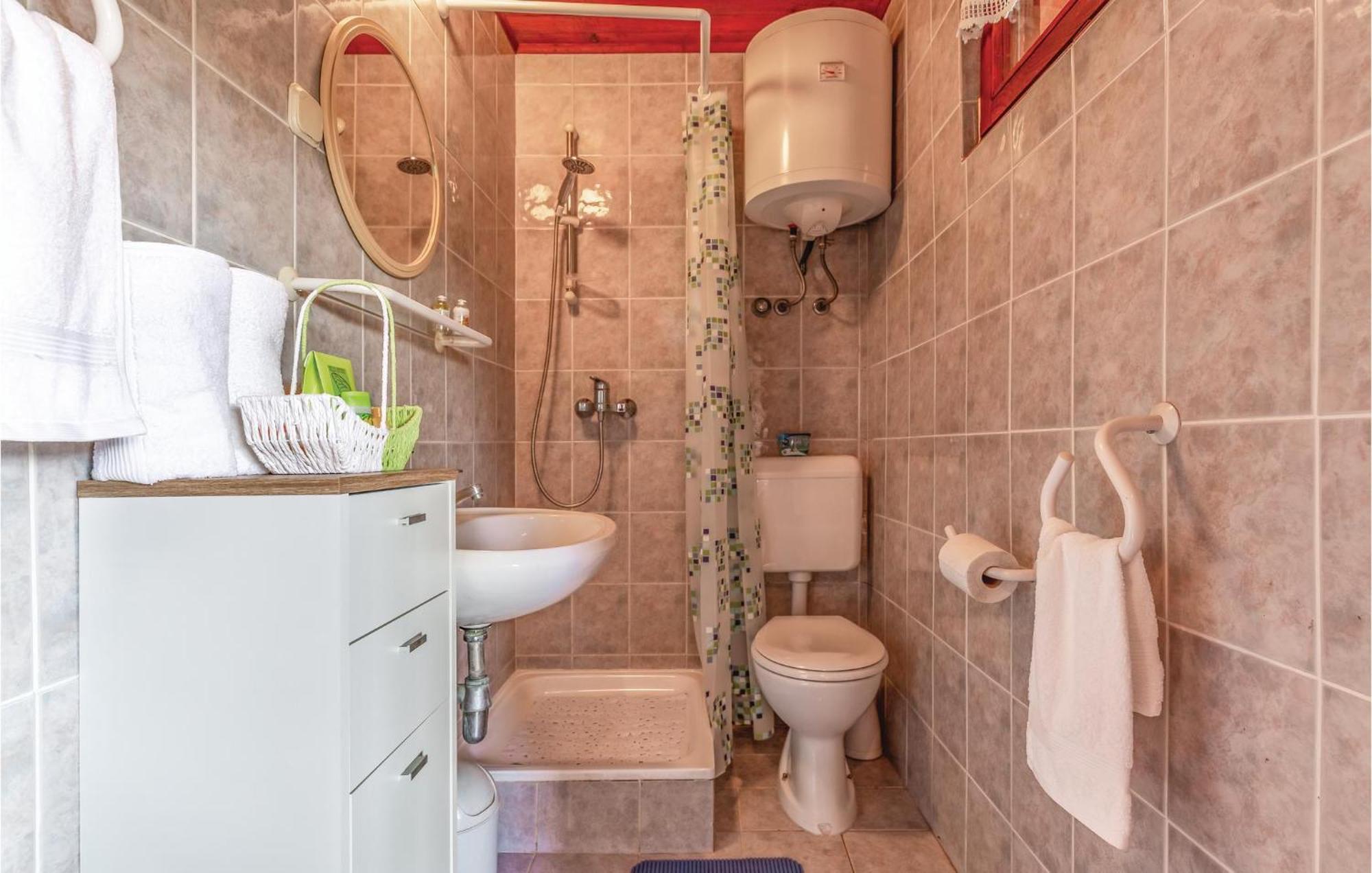 1 Bedroom Pet Friendly Home In Šišan 外观 照片