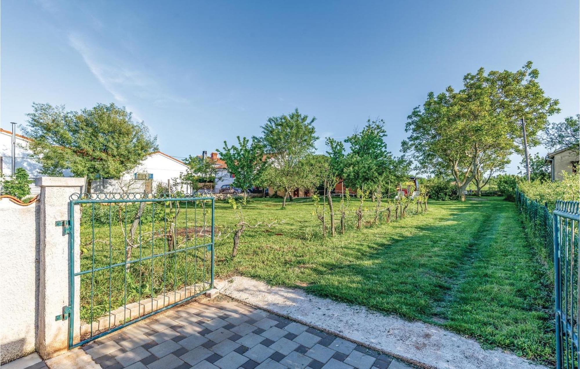 1 Bedroom Pet Friendly Home In Šišan 外观 照片