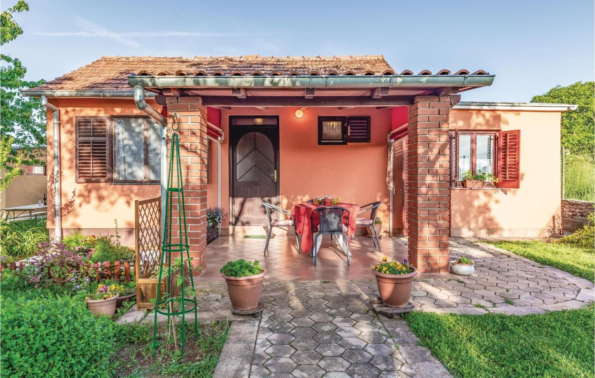 1 Bedroom Pet Friendly Home In Šišan 外观 照片